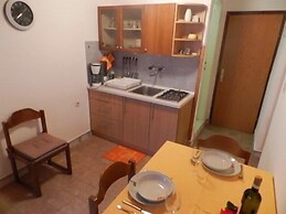 Apartments and Rooms Ana