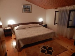 Apartments and Rooms Ana