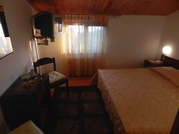 Apartments and Rooms Ana