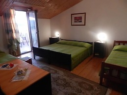 Apartments and Rooms Ana