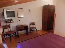 Apartments and Rooms Ana