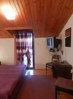 Apartments and Rooms Ana