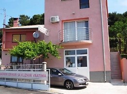 Apartment Dina