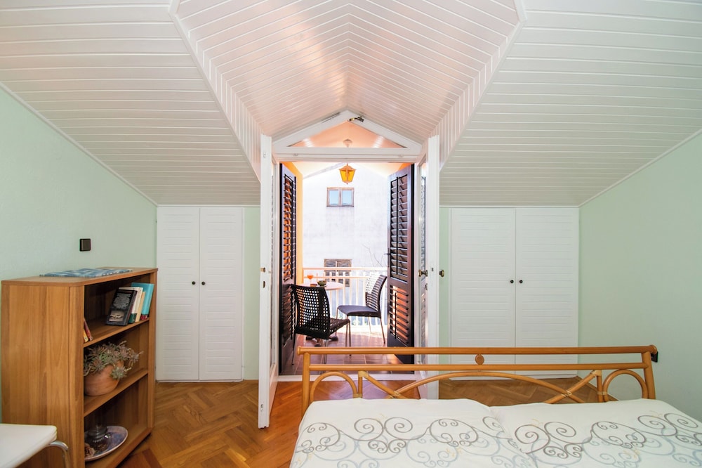 Apartments and Room Agiss With Pool