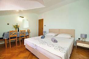 Apartments and Room Agiss With Pool