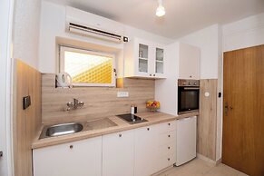 Apartments and Room Agiss With Pool