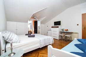 Apartments and Room Agiss With Pool