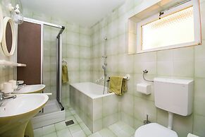 Apartments and Room Agiss With Pool