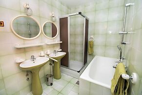 Apartments and Room Agiss With Pool
