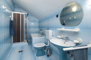 Apartments and Room Agiss With Pool
