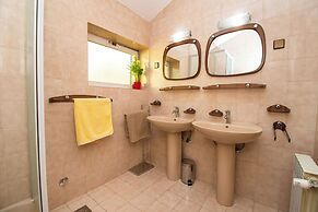 Apartments and Room Agiss With Pool
