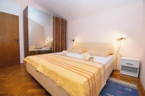 Apartments and Room Agiss With Pool
