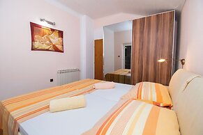Apartments and Room Agiss With Pool