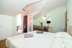 Apartments and Room Agiss With Pool