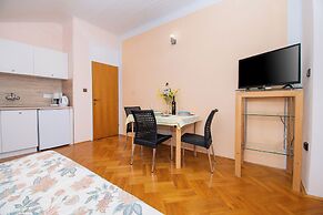 Apartments and Room Agiss With Pool