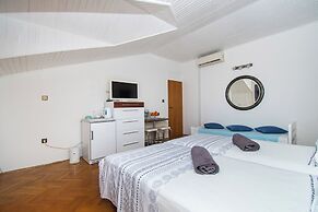 Apartments and Room Agiss With Pool