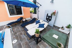 Apartments and Room Agiss With Pool