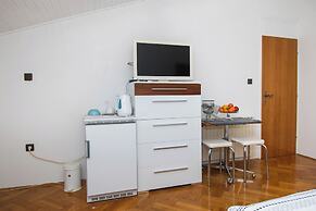 Apartments and Room Agiss With Pool