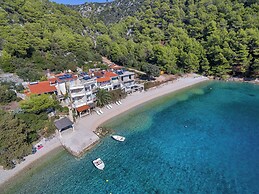 Apartments Robinzon Nikola