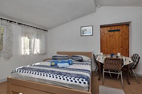 Apartments Robinzon Nikola