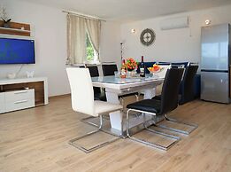 House Luketini Dvori