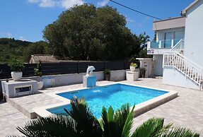 House Luketini Dvori