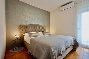 Apartment Holiday Home TiA