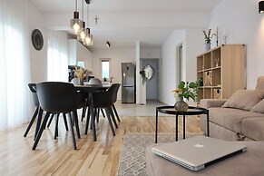 Apartment Holiday Home TiA