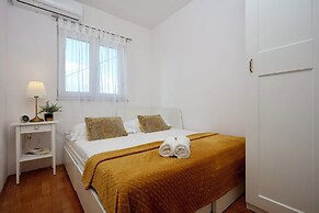Apartment Holiday Home TiA