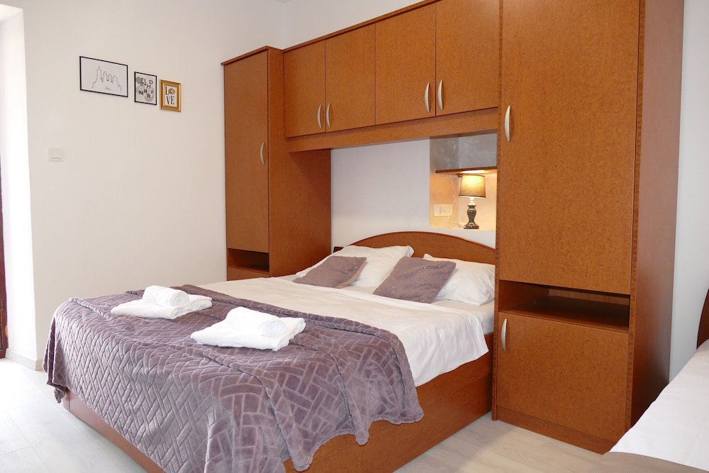 Apartment and Rooms Zora