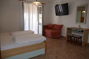 Apartment and Rooms Zora