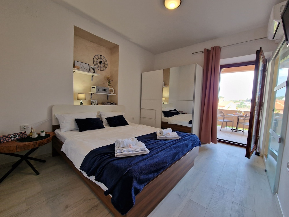 Apartment and Rooms Zora