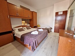 Apartment and Rooms Zora