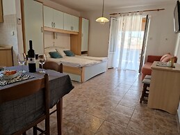 Apartment and Rooms Zora