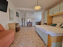 Apartment and Rooms Zora