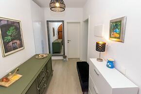 Apartment Sweet Dream Manjiga