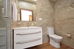 Apartment by Luxe Group VA277