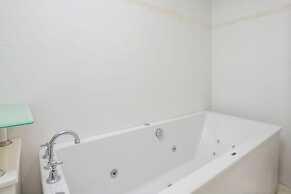 Spacious Flat With Parking & Dedicated EV Station