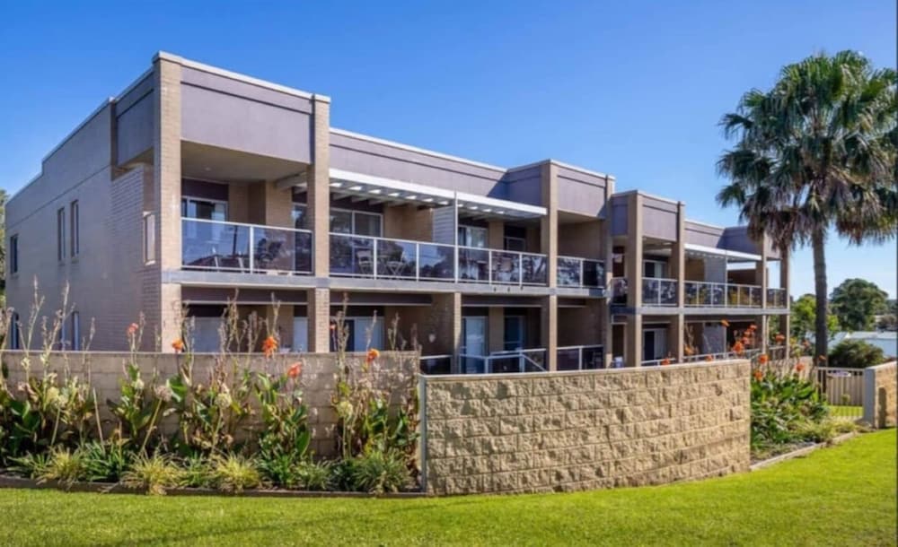 Spacious Flat With Parking & Dedicated EV Station