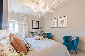 Apartment in Lucca Near Torre Delle Ore