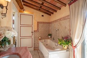 Villa in Lucca With Pool Near Tuscan Coast