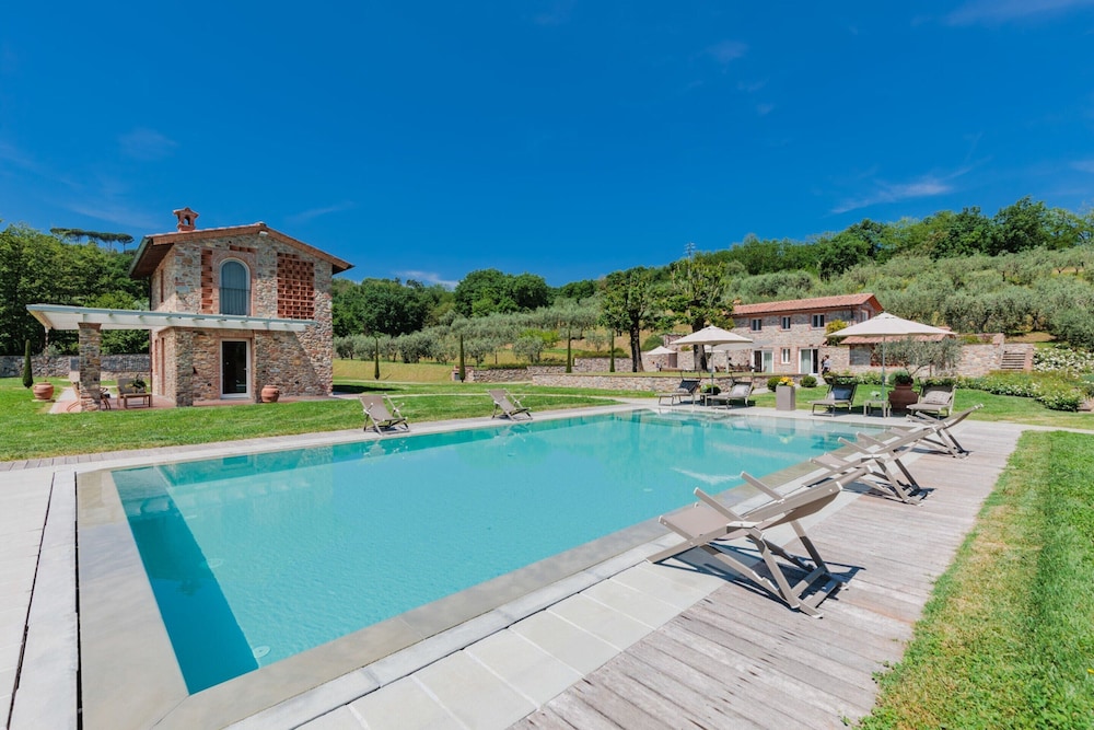 Farmhouse in Lucca With Infinity Pool