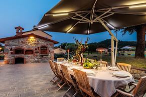 Farmhouse in Lucca With Infinity Pool