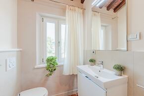 Farmhouse in Lucca With Infinity Pool