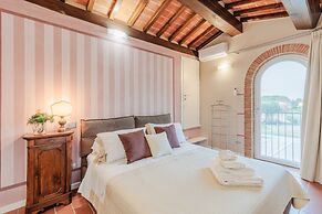 Farmhouse in Lucca With Infinity Pool