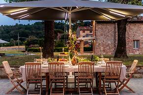 Farmhouse in Lucca With Infinity Pool