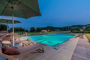 Farmhouse in Lucca With Infinity Pool