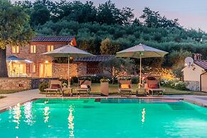 Farmhouse in Lucca With Infinity Pool