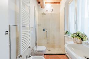 Farmhouse in Lucca With Infinity Pool