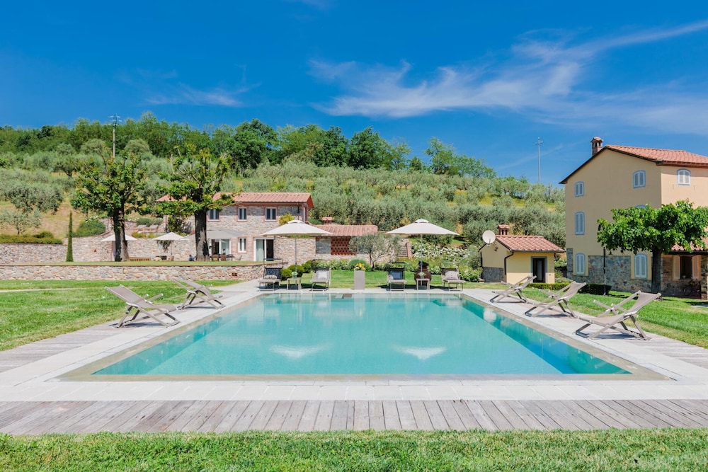 Farmhouse in Lucca With Infinity Pool